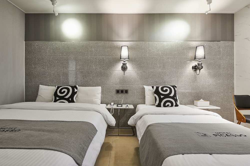 Premium Twin Room photo 3