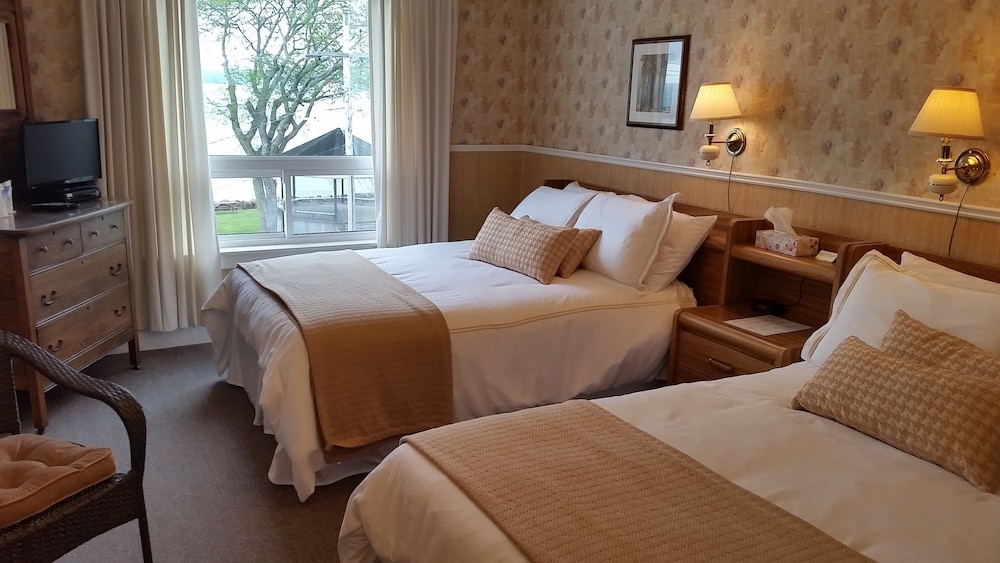 Classic Room - 1 Queen & 1 Double bed, Ensuite, Bay View (10)