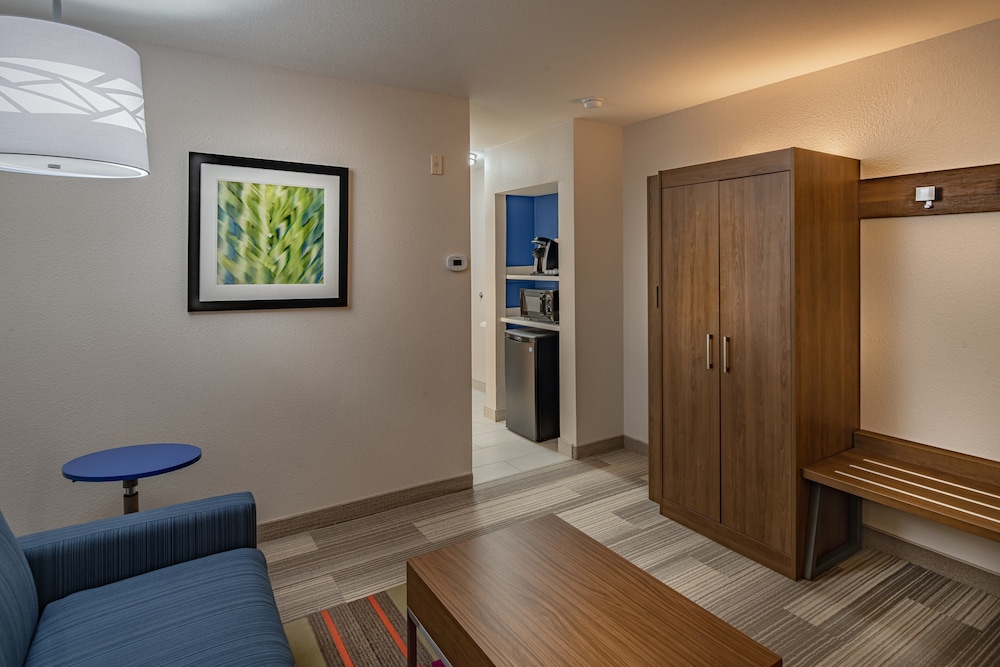 Suite, 2 Queen Beds, Accessible (Mobility, Accessible Tub) photo 2