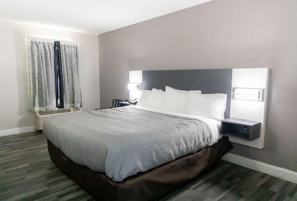 Standard Room, 1 King Bed, Non Smoking - Photo 2