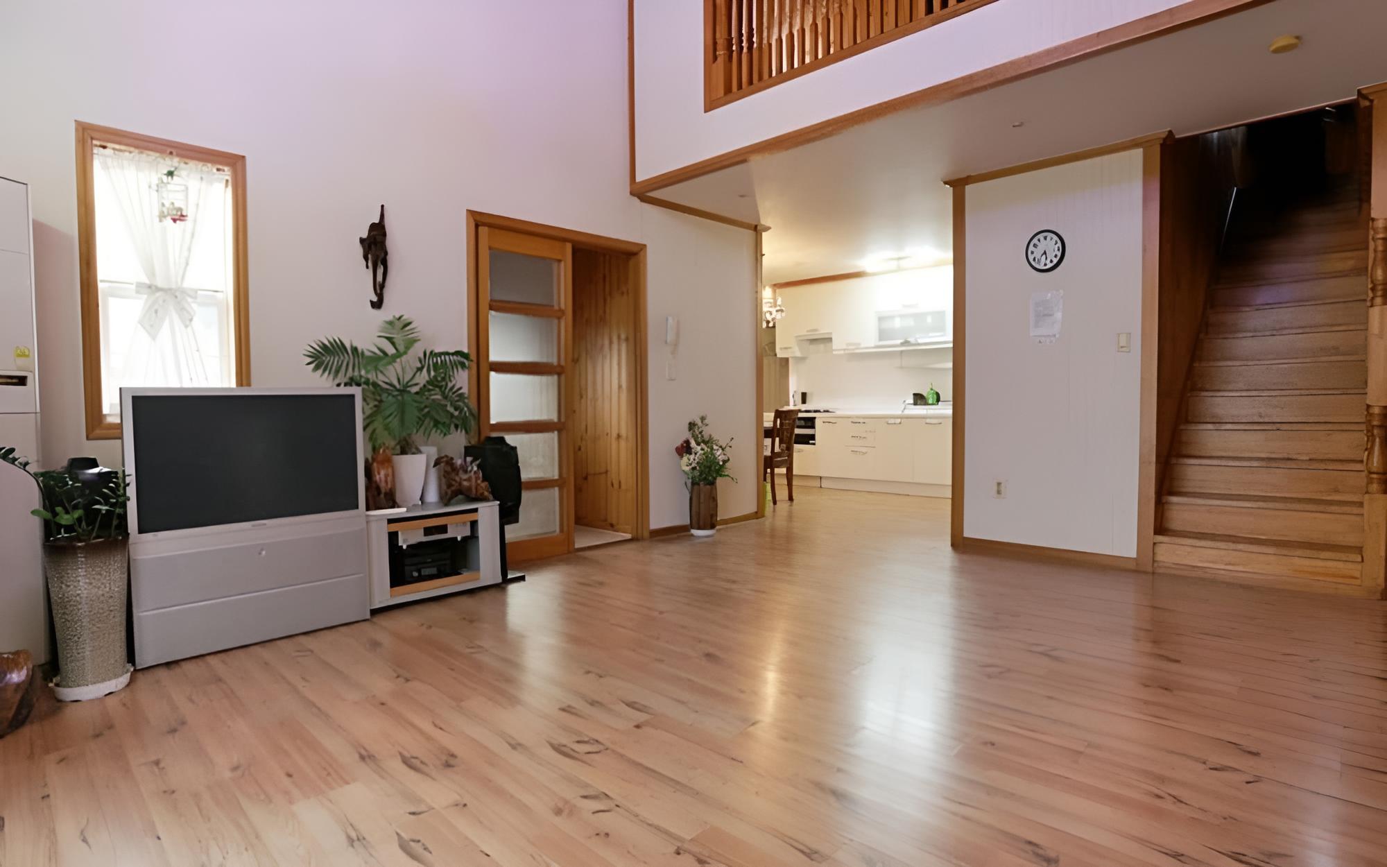 Room (Grand Room (Unshared House Duplex)) photo 1