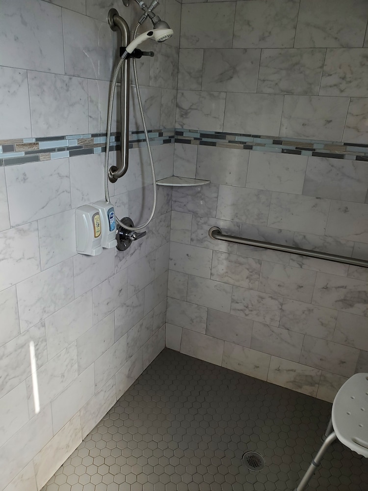 Room, 1 Queen Bed, Accessible photo 3