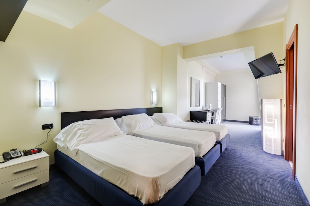 Standard Room, Multiple Beds - Photo 4