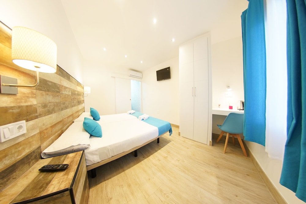 Standard Double Room with Free Airport Shuttle - Photo 6