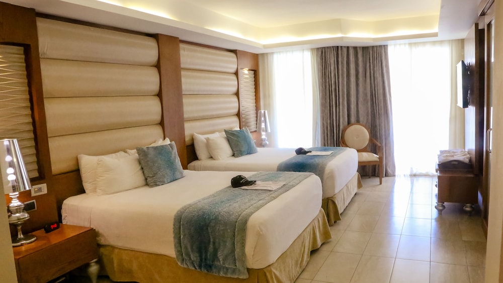 Mirage Club Ocean View Suite With Outdoor Jacuzzi