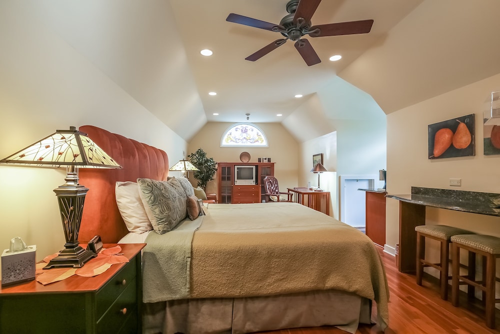 Oak Park Suite photo 1