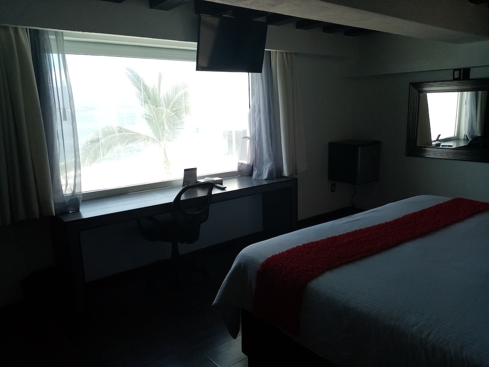Standard Room, 1 King Bed, Non Smoking - Photo 3