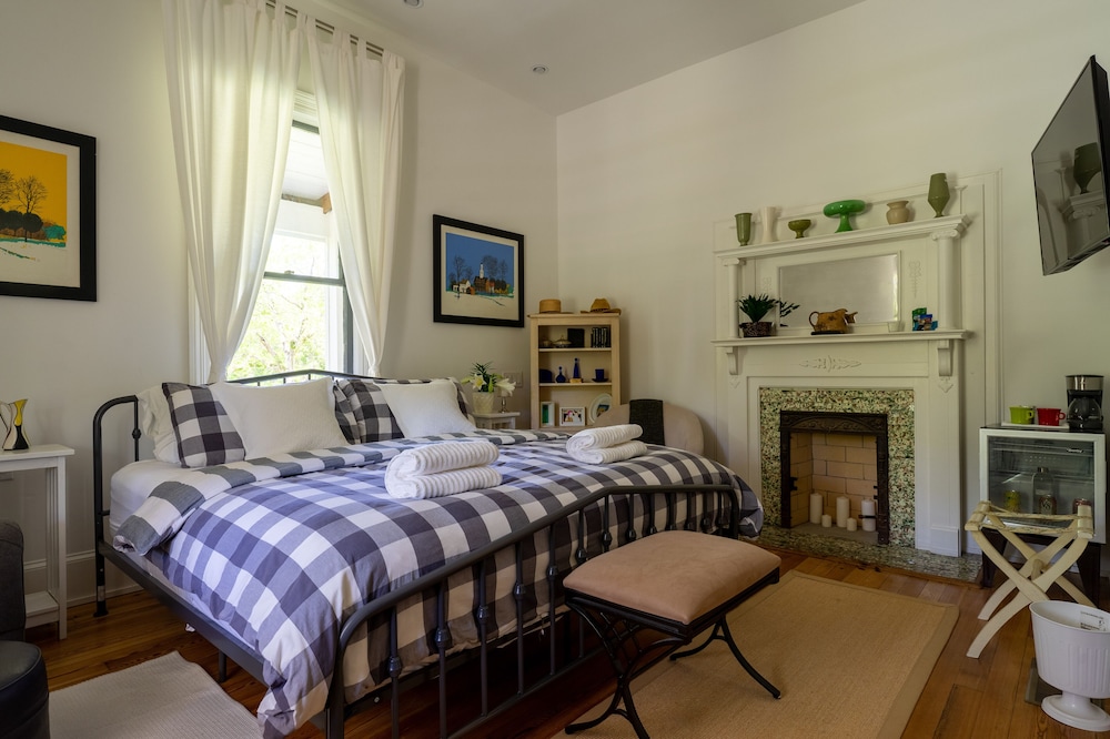 Classic Room, 1 King Bed photo 1