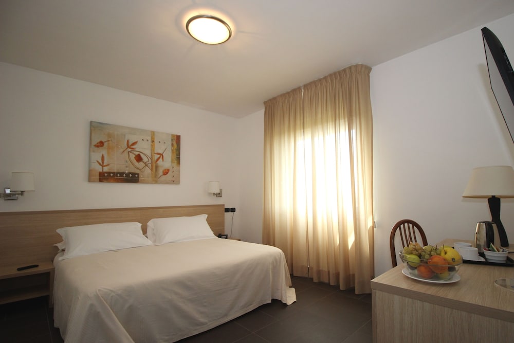 Standard Double or Twin Room, Garden View, photo 6