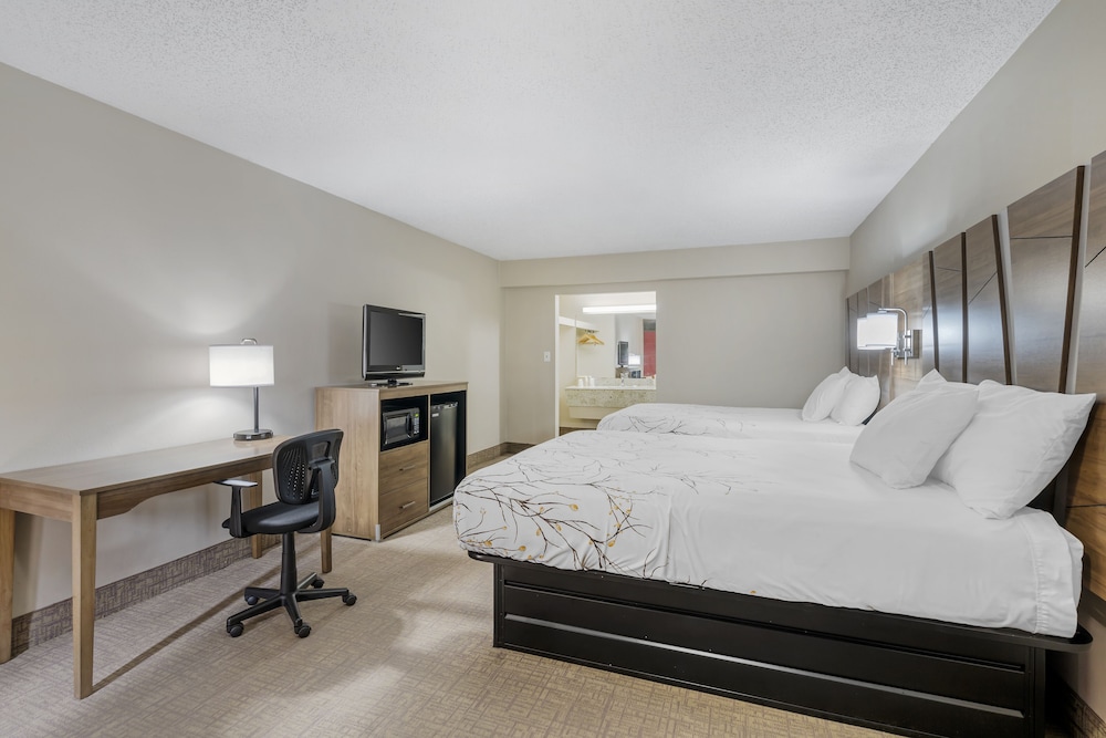 Standard Room, 2 Queen Beds, Non Smoking, Poolside - Photo 1