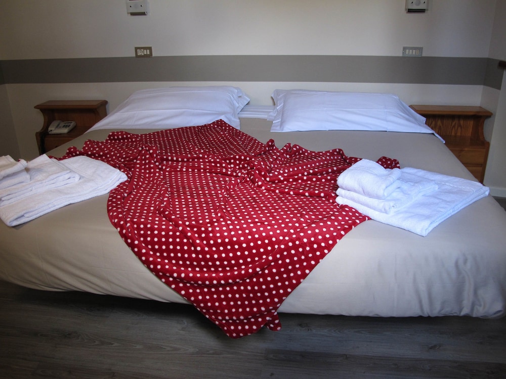 Standard Room, 1 King Bed photo 3