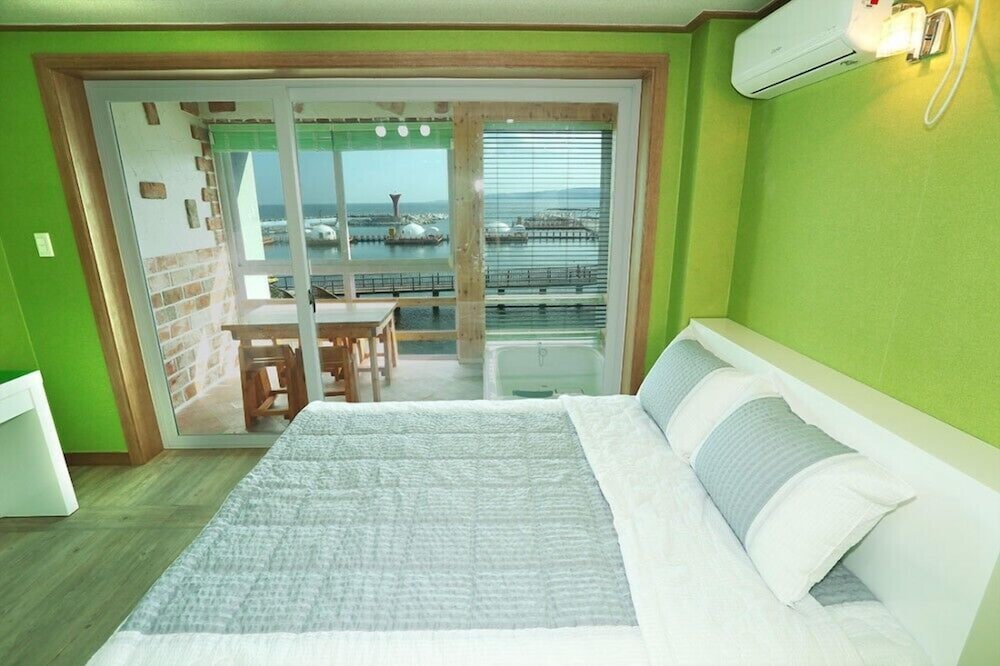 Room (103) photo 2