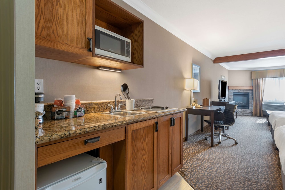 Suite, 1 King Bed, Non Smoking, Kitchenette (with Sofabed) photo 2