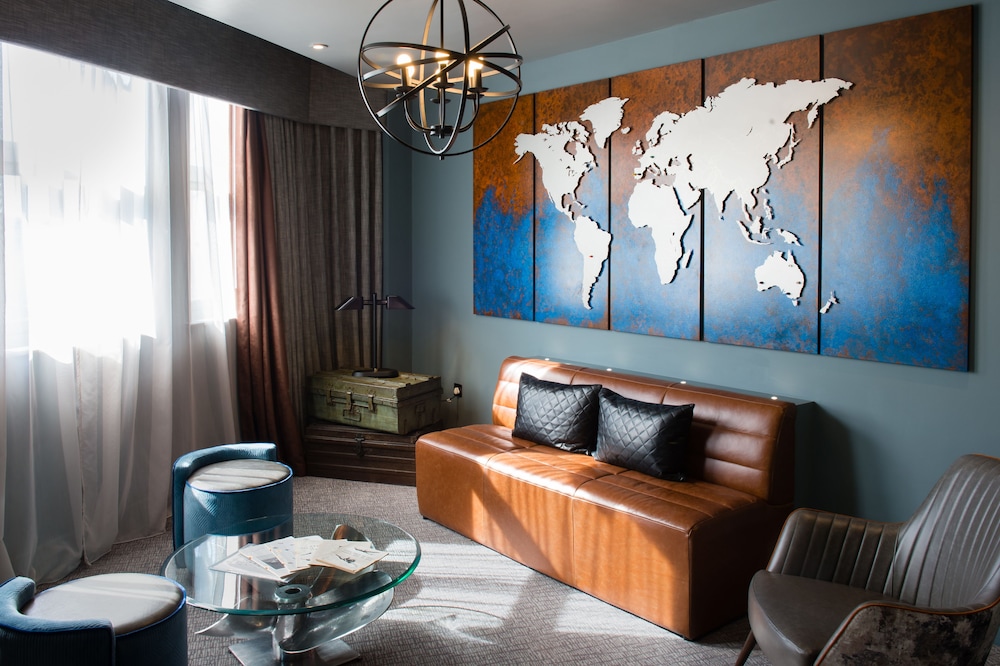 Signature Suite - Photo 2