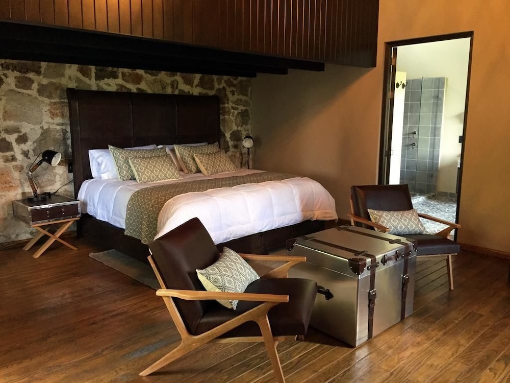 Premium Studio Suite, Multiple Beds, Garden View photo 2