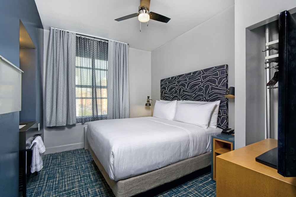 Superior Room, 1 King Bed, Non Smoking - Photo 4