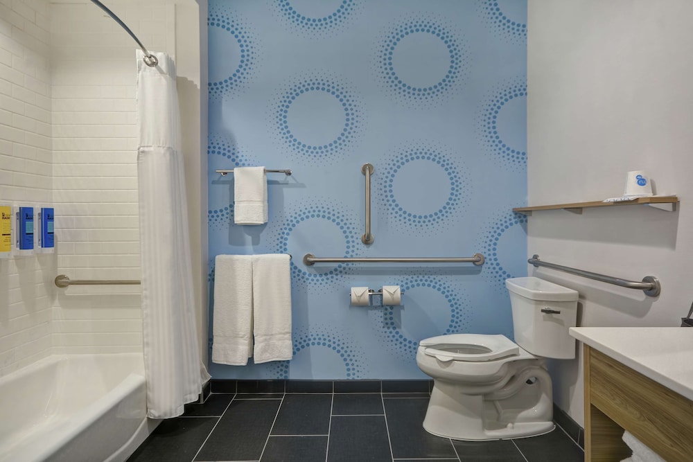 Room, 2 Queen Beds, Accessible, Bathtub - Photo 6
