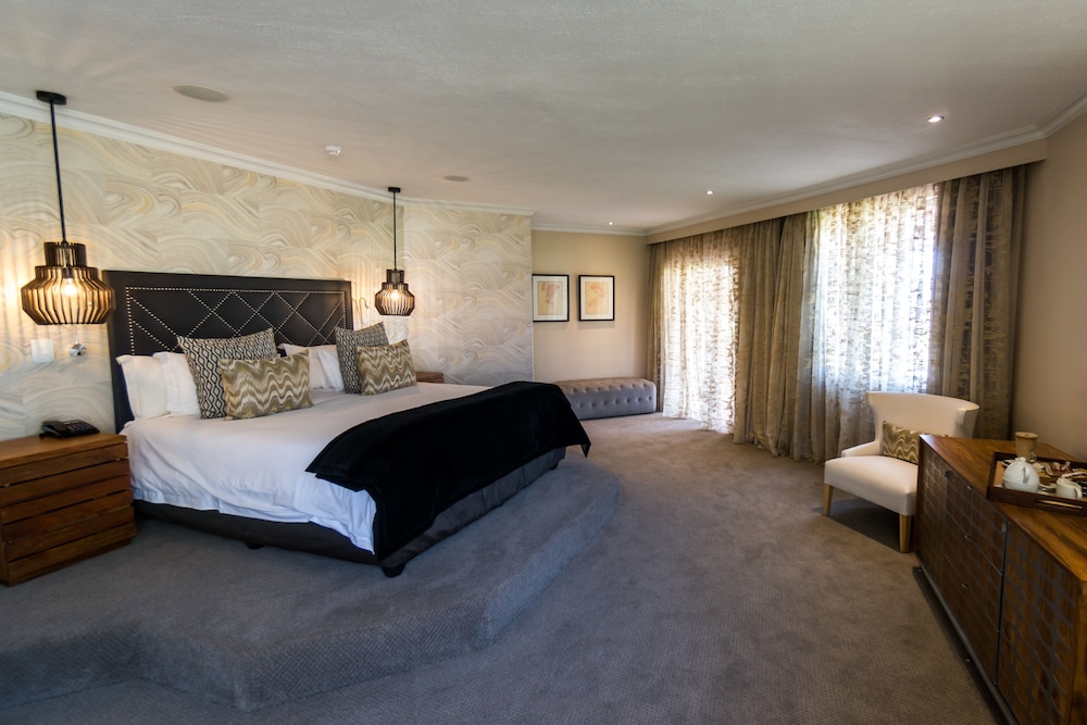Luxury King Suite photo 2