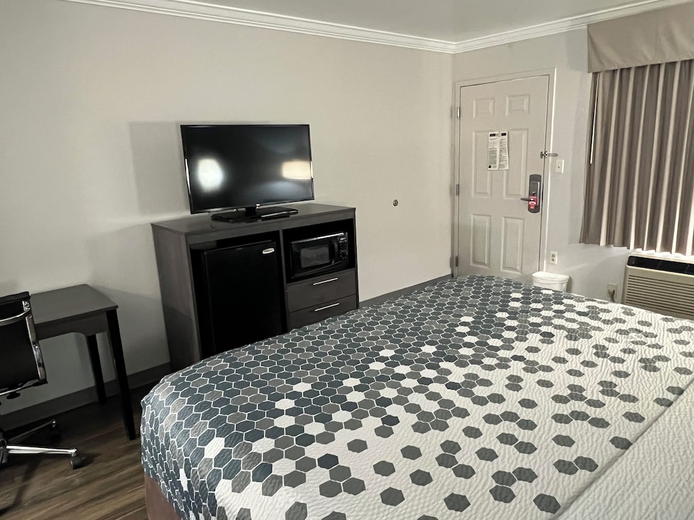 Standard Room, 1 King Bed, Accessible, Non Smoking - Photo 4