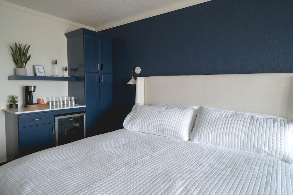 Studio, 1 King Bed, Accessible, Lake View photo 3