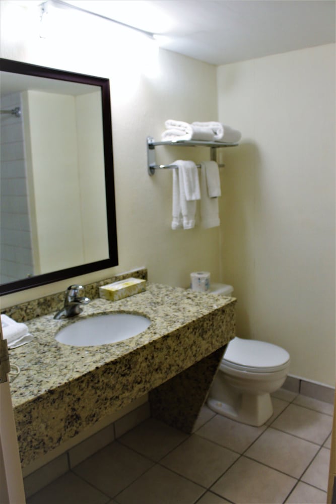 Renovated 1 King Bed Suite - Main building - Photo 7