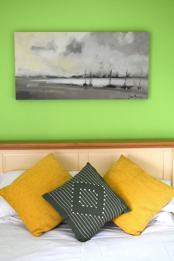 Classic Double Room, Ensuite, Garden View (Cariad) photo 2