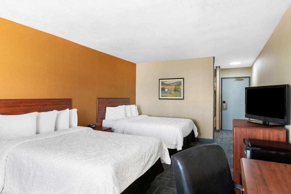Room, 2 Double Beds, Non Smoking - Photo 4