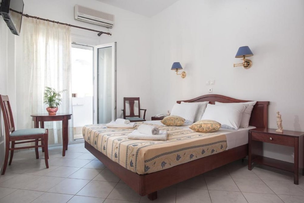 Double Room, 1 Double or 2 Twin Beds, Partial Sea View photo 2