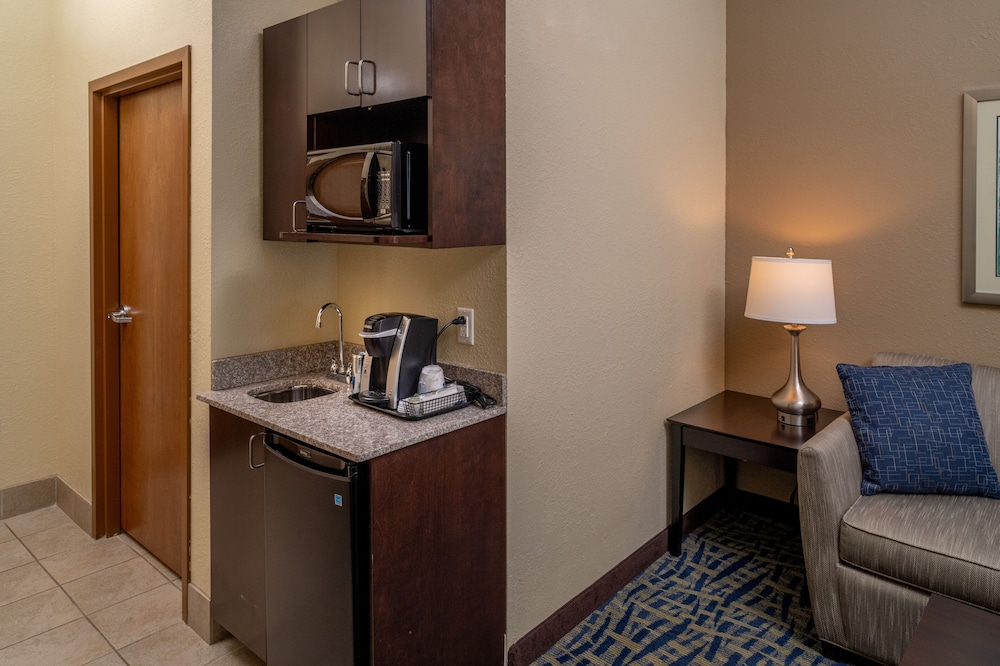 Suite, 1 King Bed with Sofa bed, Accessible (Mobility, Accessible Tub) photo 3