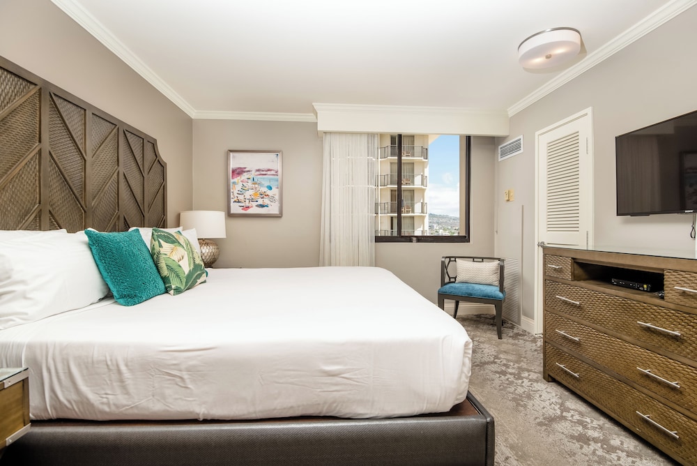 Aston Waikiki Beach Tower: Deluxe Condo, Lanai, Ocean View photo