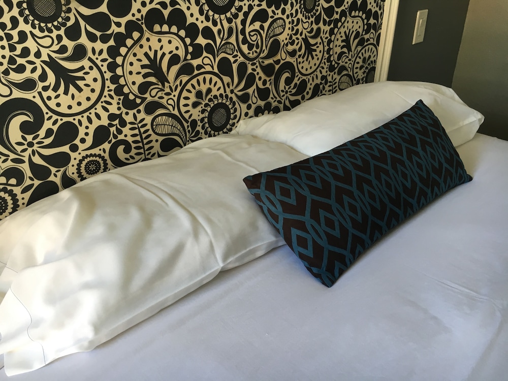 Deluxe Room, 1 Queen Bed photo 3