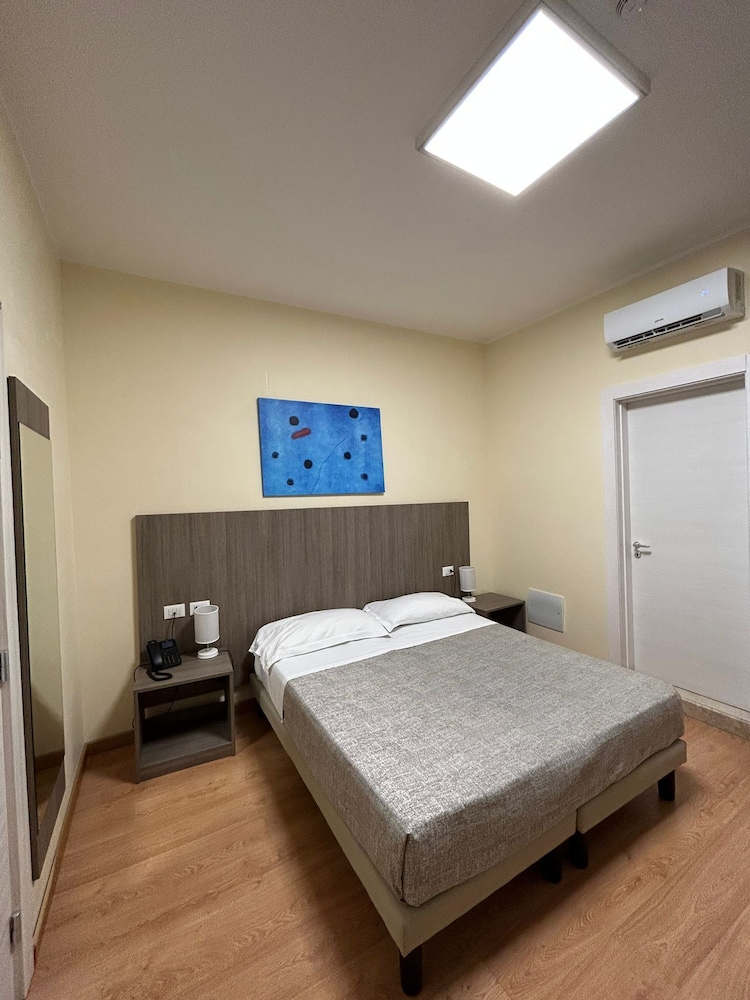 Double or Twin Room - Photo 4