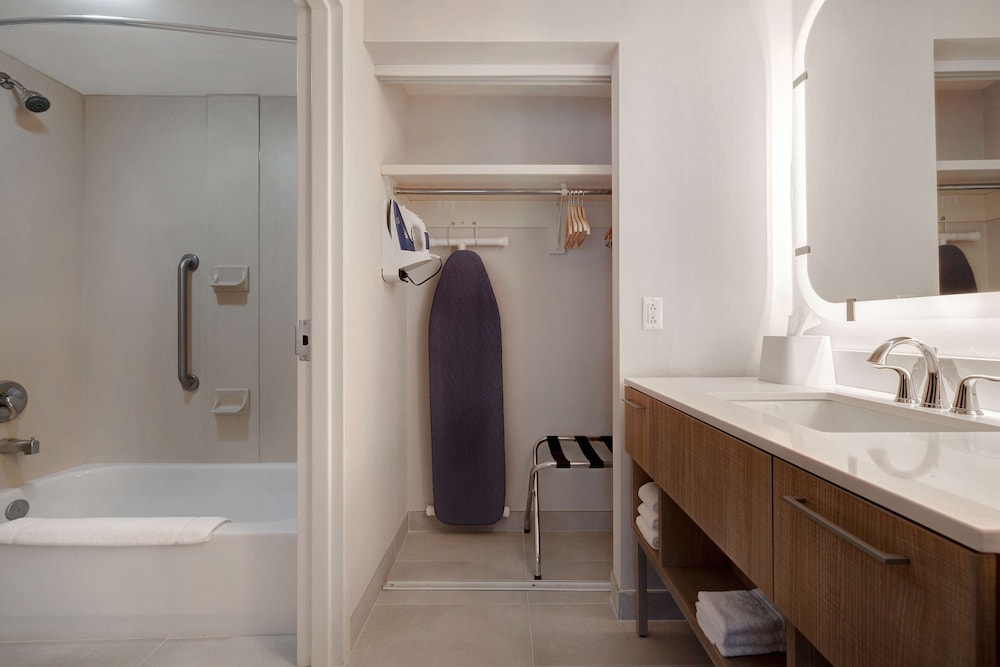 Suite, Accessible, Non Smoking - Photo 6