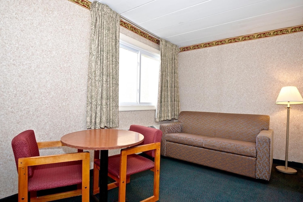 Suite, Multiple Beds - Photo 5