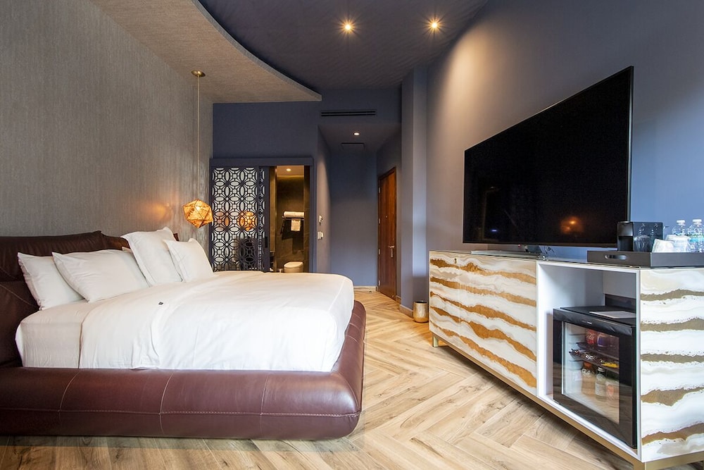 Deluxe Room, 1 King Bed - Photo 9