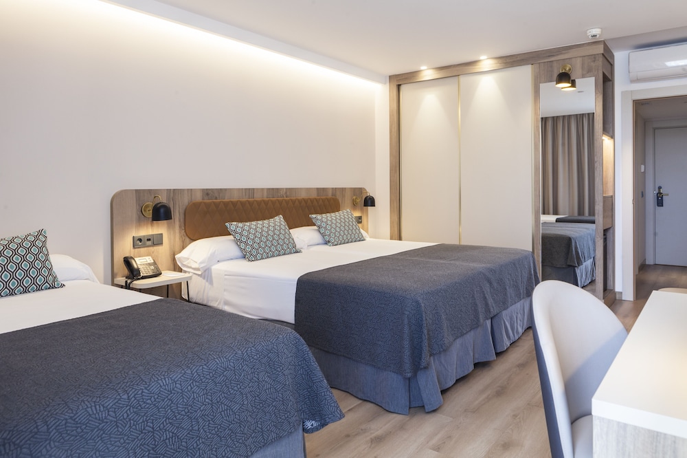 Habitación Triple Estándar, Balcón, Vista a la Ciudad