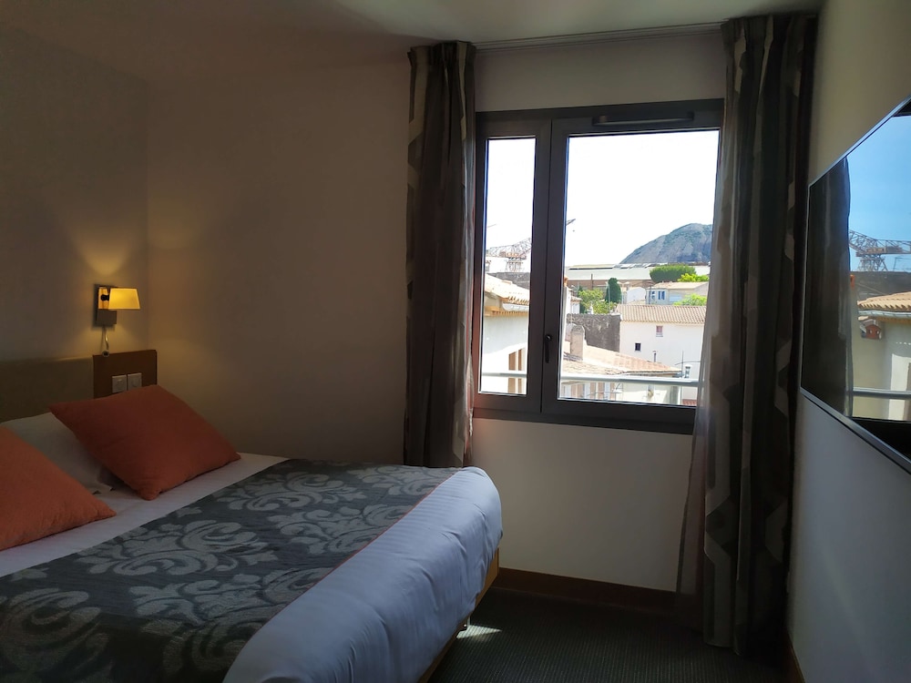 Suite, 1 Queen Bed with Sofa bed photo 2