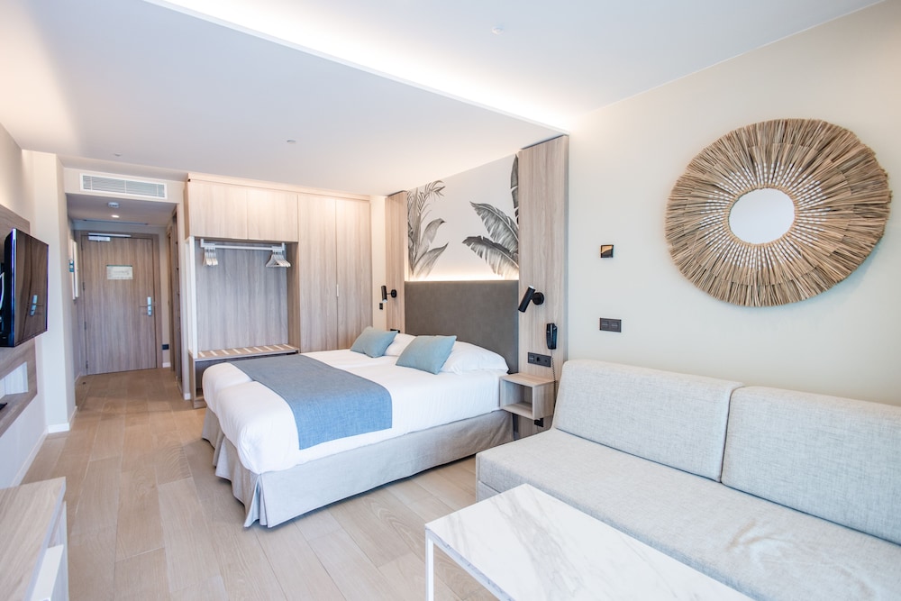 Superior Room, 1 Bedroom, Partial Sea View (2 Adults and 1 Child) thumbnail 6