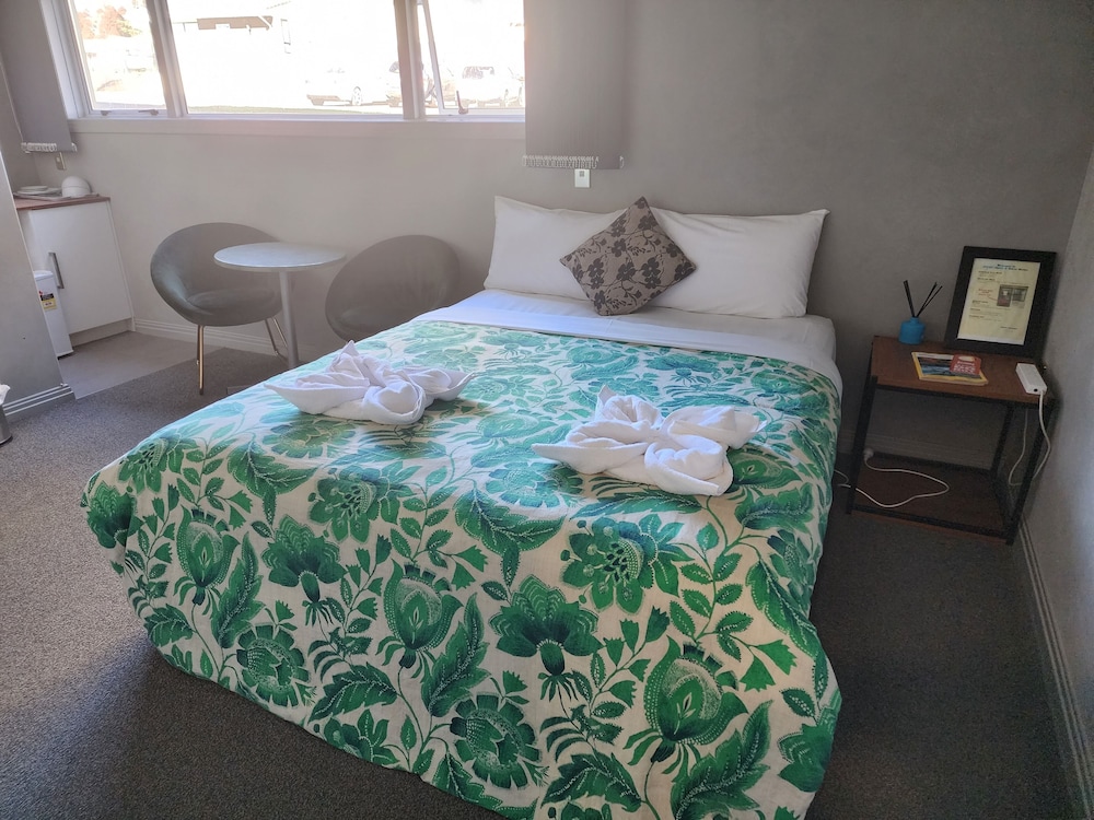 Basic Room, 1 Queen Bed photo 1