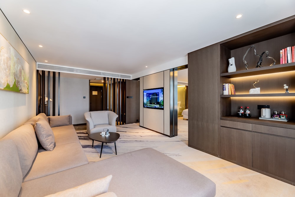 Executive Suite, 1 King Bed, Non Smoking photo 2