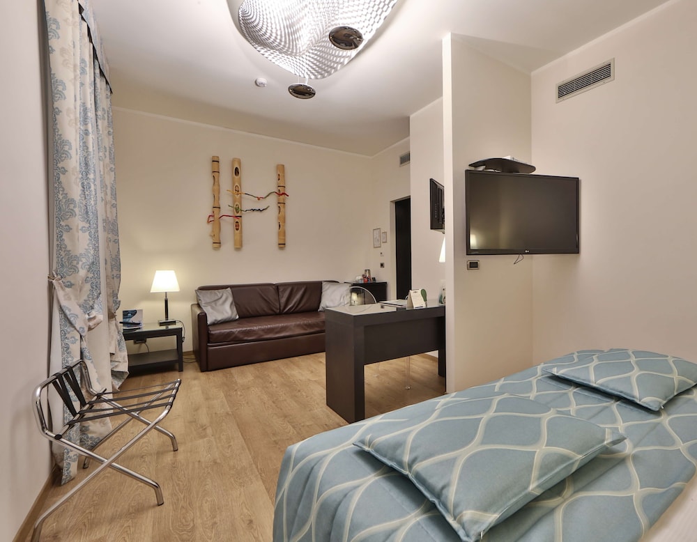 Deluxe Room, 1 Queen Bed - Photo 19