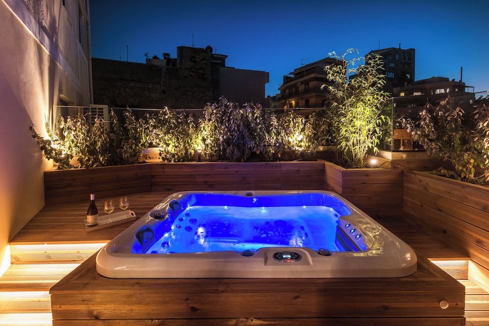 Deluxe Condo, Partial Sea View