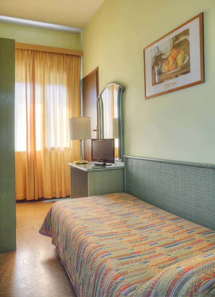 Classic Triple Room, Terrace, Partial Sea View photo 3
