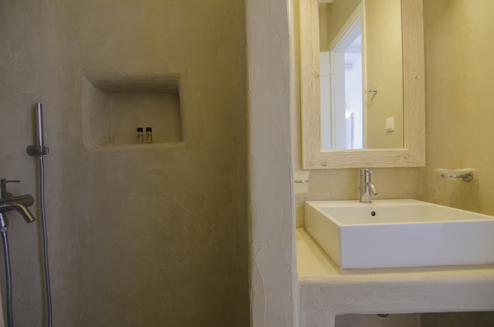Traditional Double Room (Economy) - Photo 17