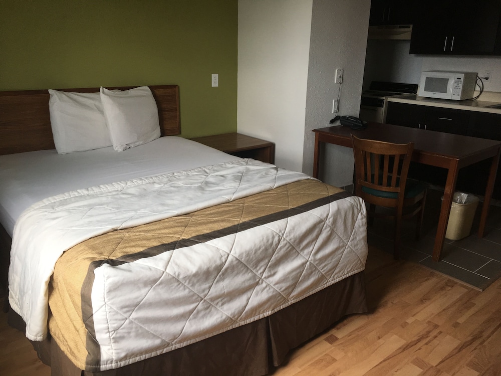 Deluxe Room, 1 Queen Bed, Accessible - Photo 4