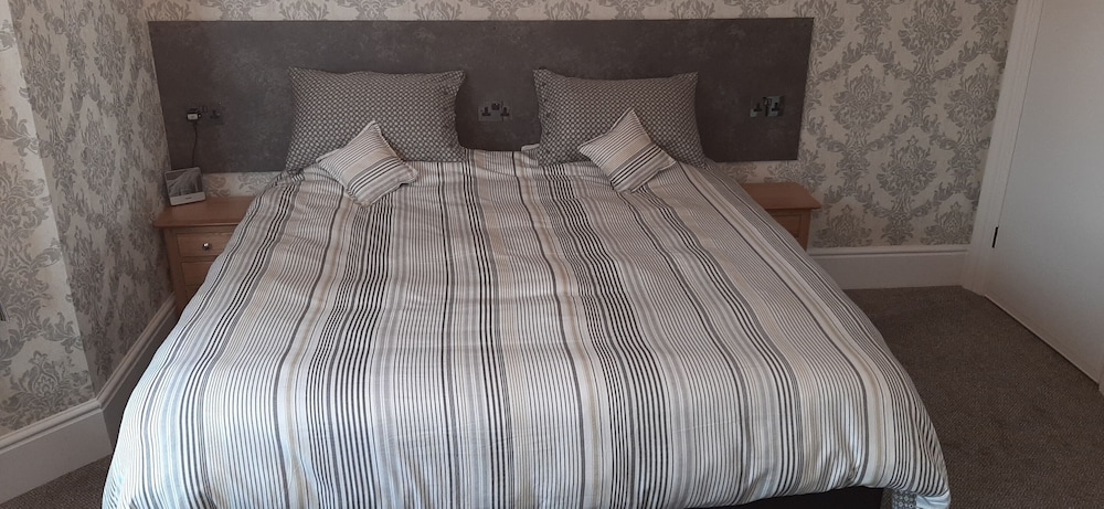 Twin Room, Ensuite (or Large Superior King) photo 2