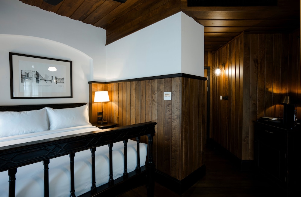 Superior Colonial Room