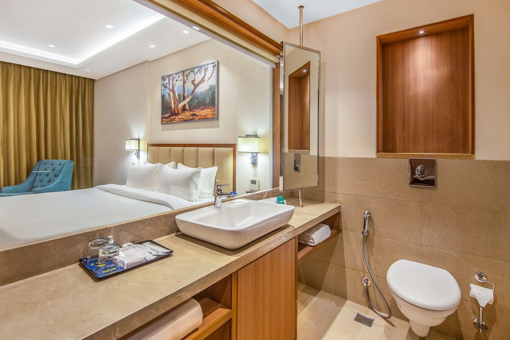 Premium Room, 1 King Bed - Photo 12