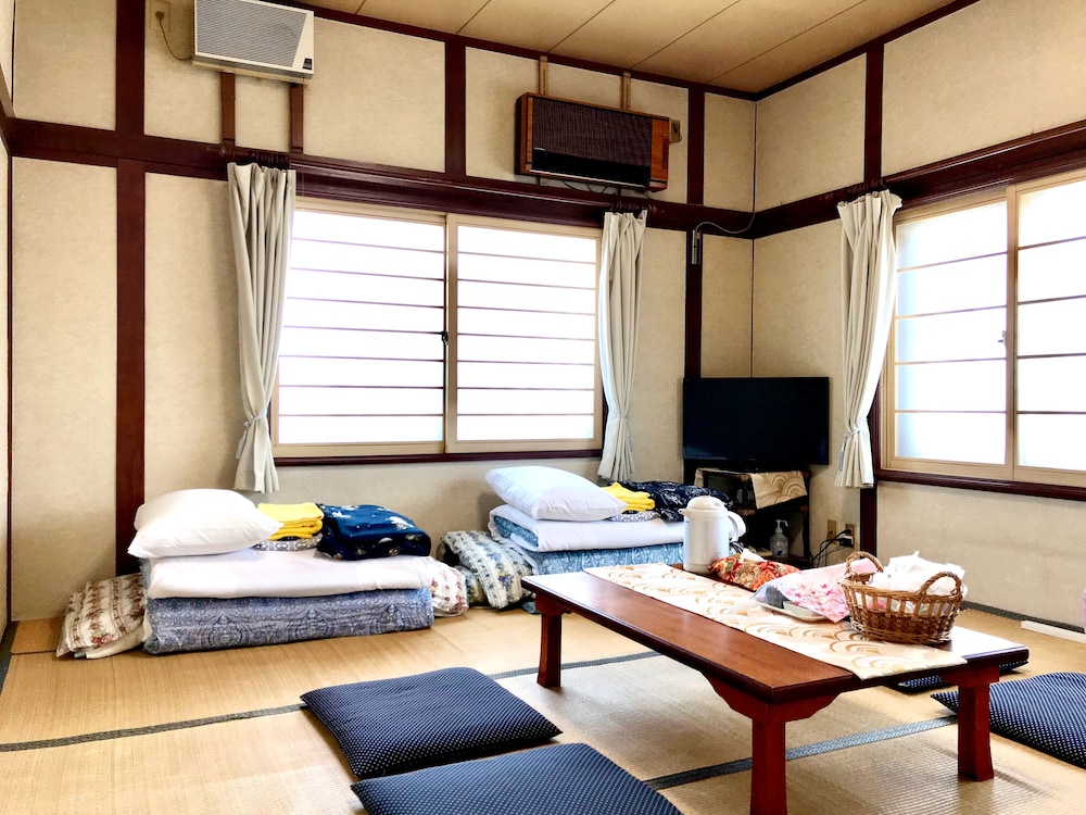 Japanese-Style Family Room with Shared Bathroom photo 2