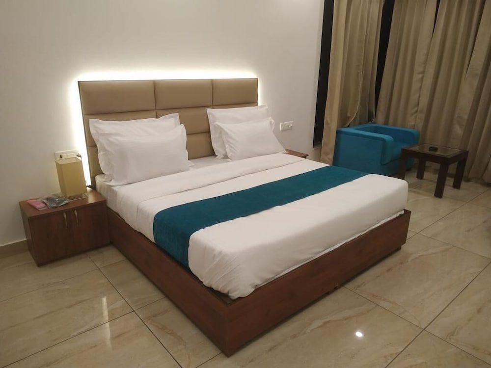 Deluxe Double or Twin Room, City View photo 3